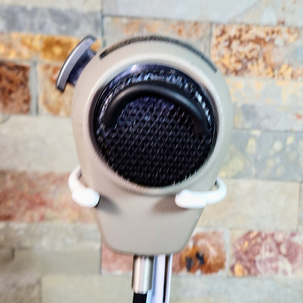 Shure Noise Canceling Hand-held Dynamic Microphone • Model : 577 -B